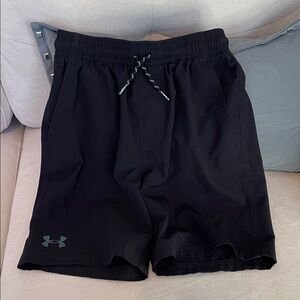 Under Armour Youth Black Shorts M